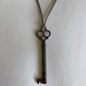 ✨MYSTERY Vintage Skeleton Key Necklace, Gray Cord